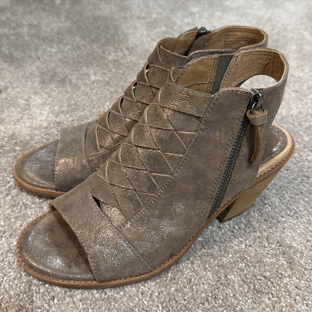Sofft soft sandals open toe like new in size 7.5 smoke suede (metallic) color - Picture 4 of 7